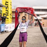 Elizabeth Bravo cruza la meta en el primer lugar en la categoría damas del Cato Duatlón 2026, en Azogues. /KYY
