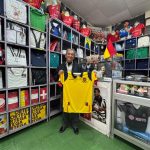 Rómulo Ortega muestra la camiseta de la selección ecuatoriana que desde ya se comercializa en su casa deportiva. /KYY