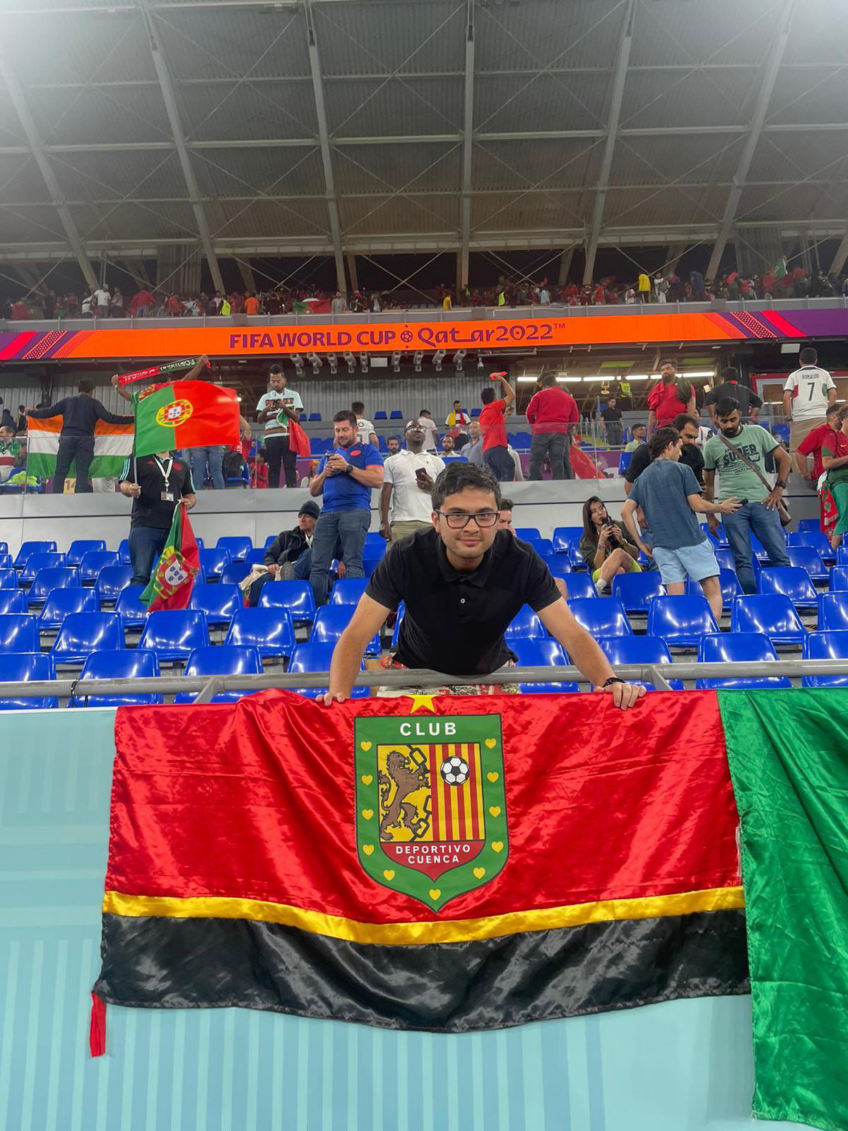 Martín Álvarez Estrella junto a la bandera del Deportivo Cuenca, en el partido entre Portugal vs Ghana.