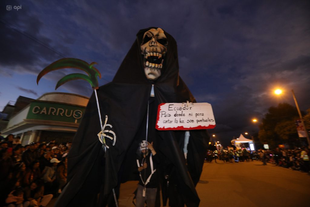 Cientos de personas se reúnen a lo largo de la avenida Huayna Cápac para ver las Mascaradas. Foto: API/Archivo