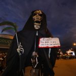 Cientos de personas se reúnen a lo largo de la avenida Huayna Cápac para ver las Mascaradas. Foto: API/Archivo
