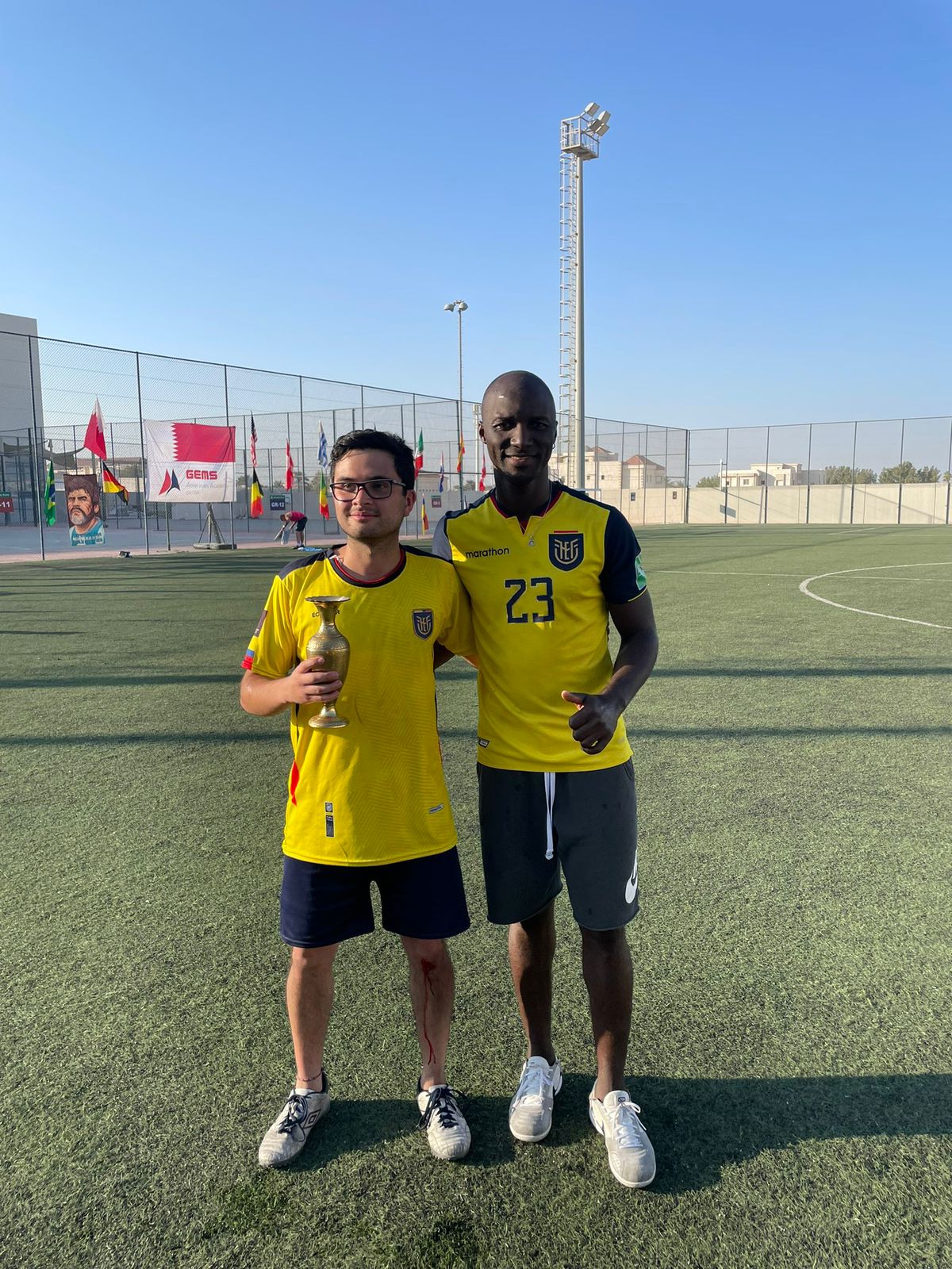 Martín Álvarez junto al hermano de Moisés Caicedo, campeones de un Mundial amateur disputado en Qatar.