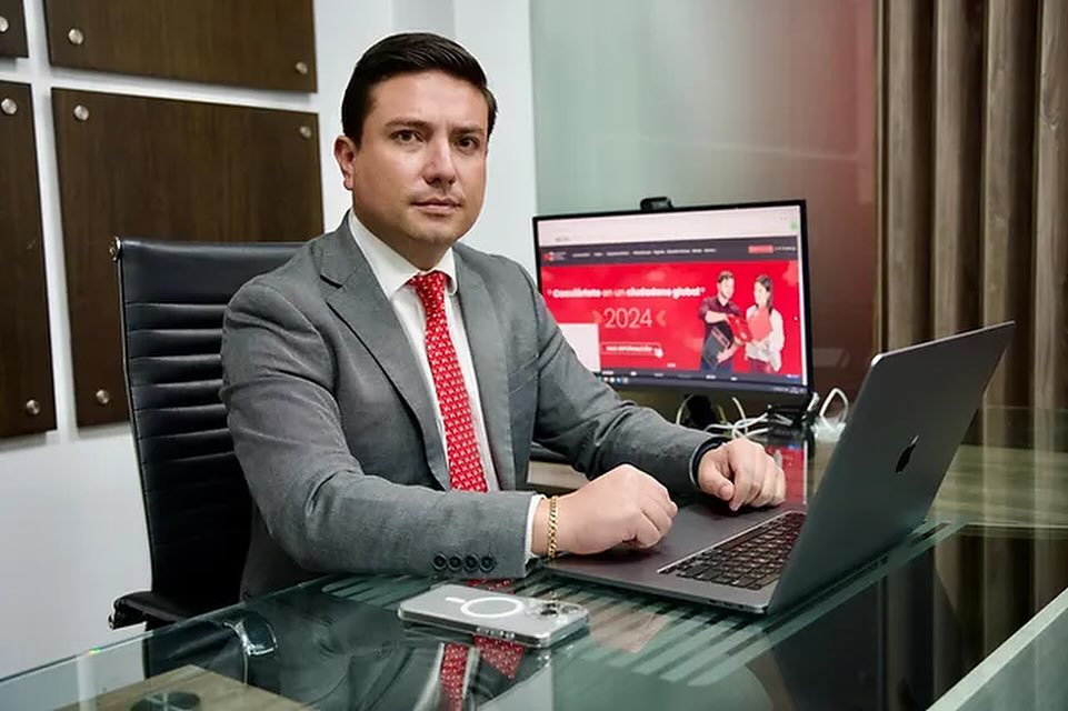 Agustín Borja asumirá el rectorado de la Universidad Católica de Cuenca. / Cortesía