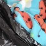 En un bolsa, envuelto en una colcha, se encontró al niño. Foto: Cristian Zamora/Facebook