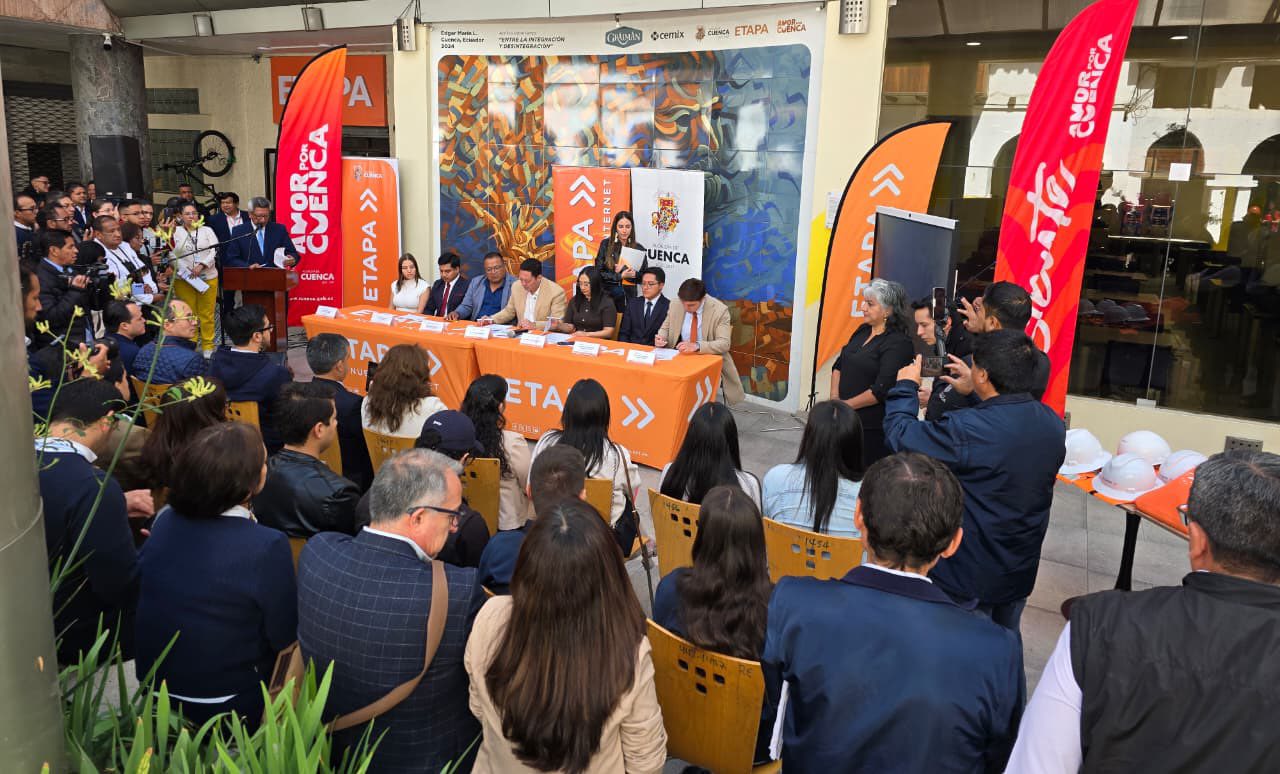 La presentación de los ingenieros tuvo lugar el miércoles 14 de enero de 2026 en la plaza Pablo Neruda, en las afueras de las oficinas administrativas de ETAPA EP. /Cortesía