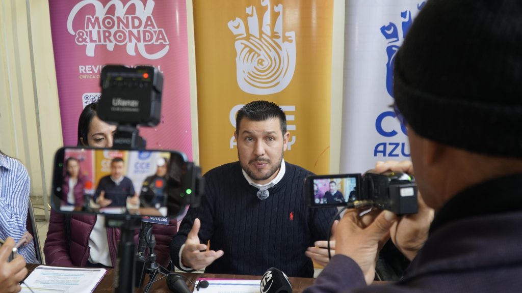 En rueda de prensa, Patricio Zamora, director provincial de la Casa de la Cultura Núcleo del Azuay, presentó las convocatorias de este 2026. Foto: CC Azuay