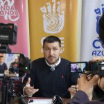 En rueda de prensa, Patricio Zamora, director provincial de la Casa de la Cultura Núcleo del Azuay, presentó las convocatorias de este 2026. Foto: CC Azuay