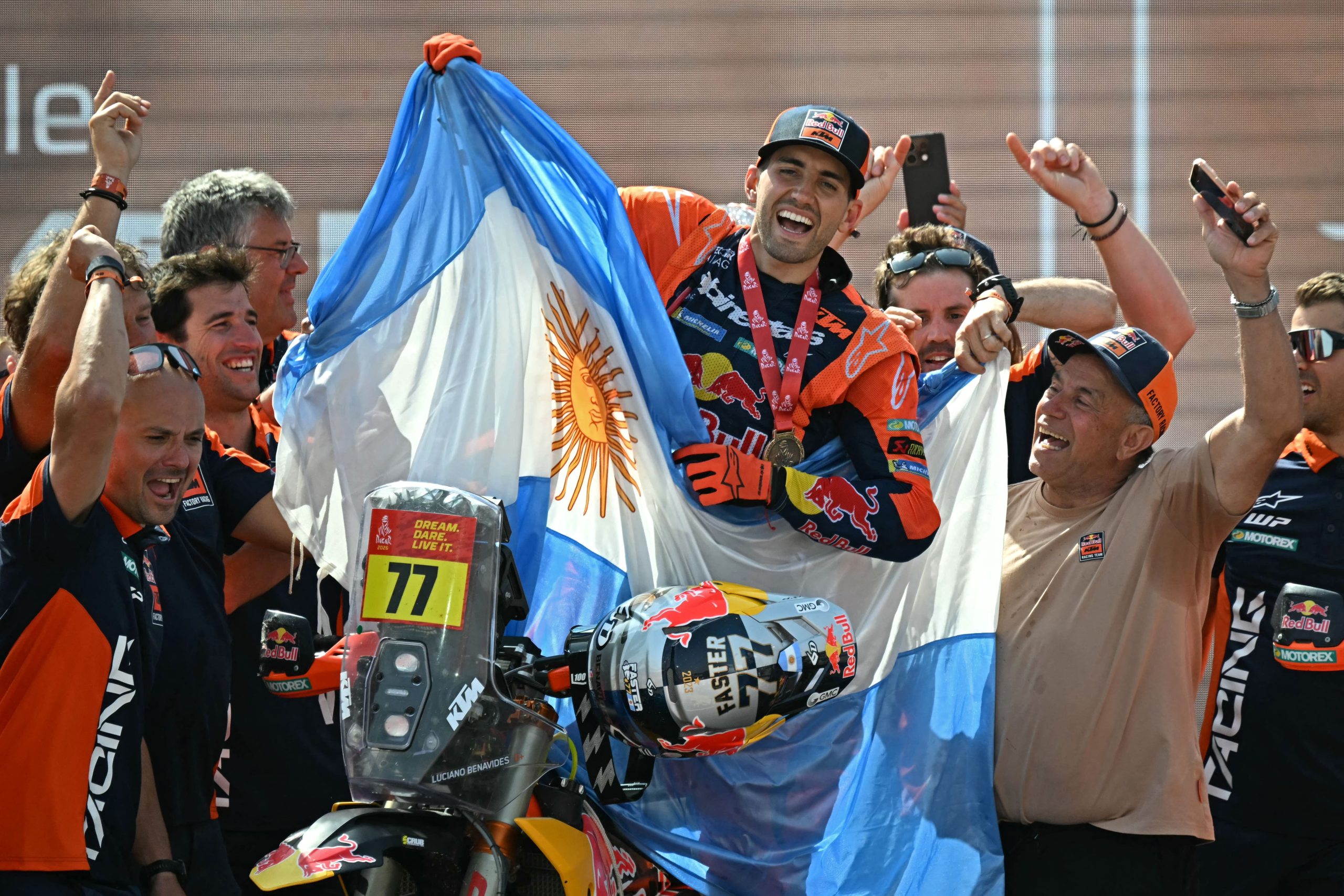 Luciano Benavides es el nuevo campeón del Rally Dakar 2026 en la categoría motos. Foto: AFP