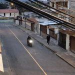 Dos delincuentes en moto asaltaron a un joven en la ciudadela La Católica, norte de Cuenca.