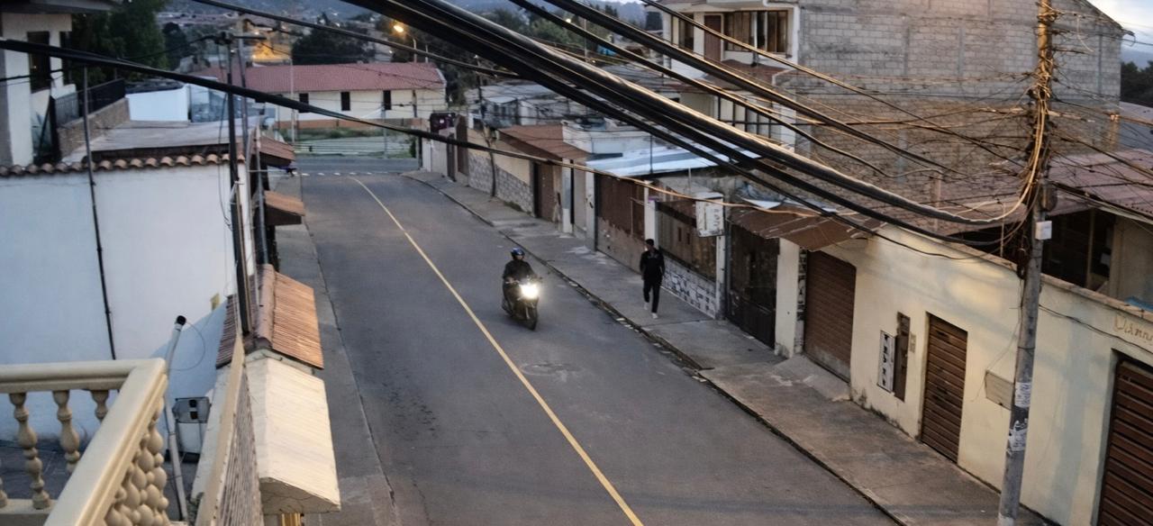 Dos delincuentes en moto asaltaron a un joven en la ciudadela La Católica, norte de Cuenca.