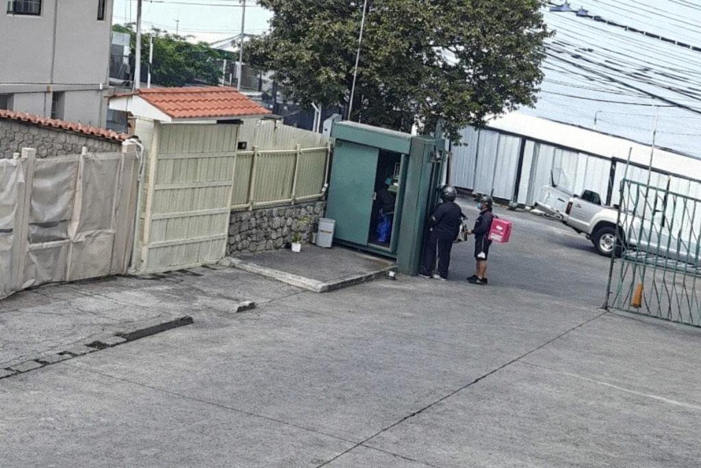 Falsos delivery asaltaron al guardia de seguridad de la urbanización Martín Fierro, al norte de Cuenca.