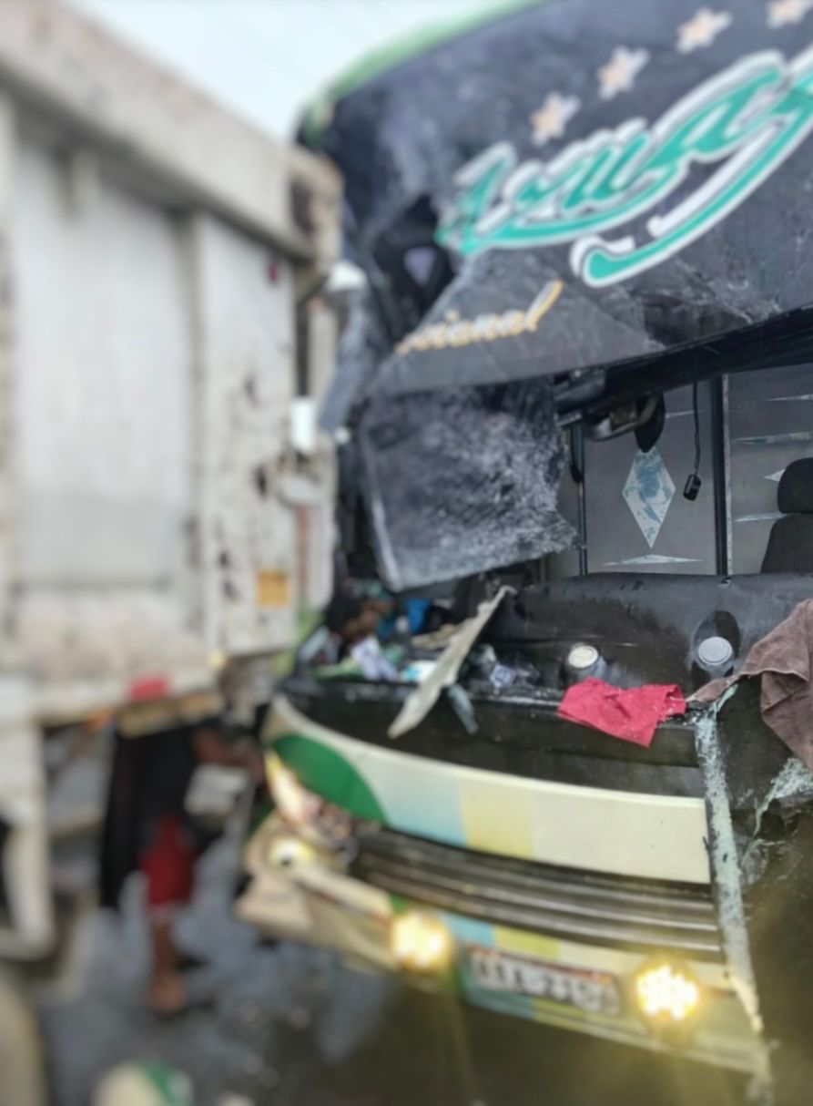 Un bus de la Coop. Azuay que salió desde Cuenca se accidentó en Pasaje. Hay un muerto.