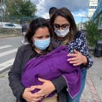 Bebé encontrado abandonado en la ciudadela Jacarandá, en Cuenca recibió el alta médica y será llevado al Tadeo Torres.