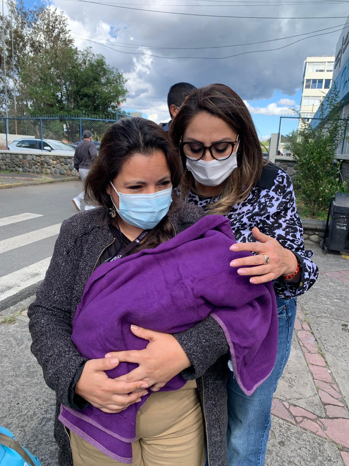 Bebé encontrado abandonado en la ciudadela Jacarandá, en Cuenca recibió el alta médica y será llevado al Tadeo Torres.