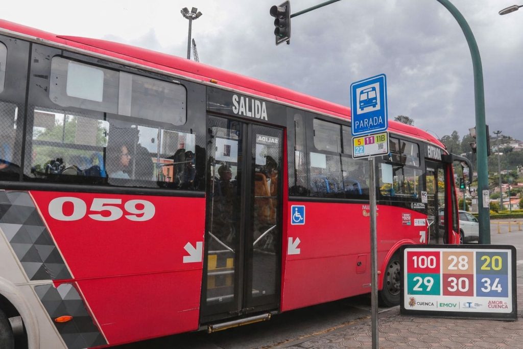 Rutas de buses urbanos en Cuenca serán por colores. Iniciaron la colocación de sellos con colores en las paradas.
