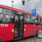 Rutas de buses urbanos en Cuenca serán por colores. Iniciaron la colocación de sellos con colores en las paradas.