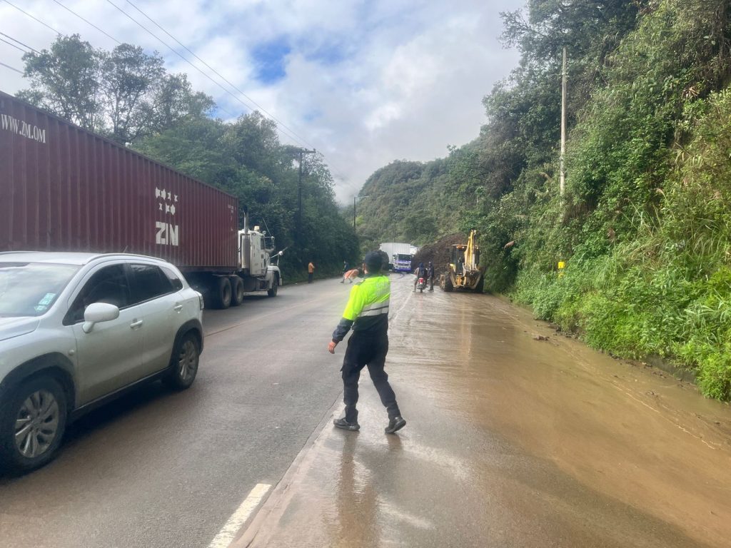 Habilitada la vía Cuenca – Molleturo – El Empalme tras deslizamiento. Recomiendan circular con precaución.