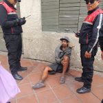 Detienen a hombre por dañar cajero automático en el Centro Histórico de Cuenca. Se trata de un ciudadano en situación de indigencia.