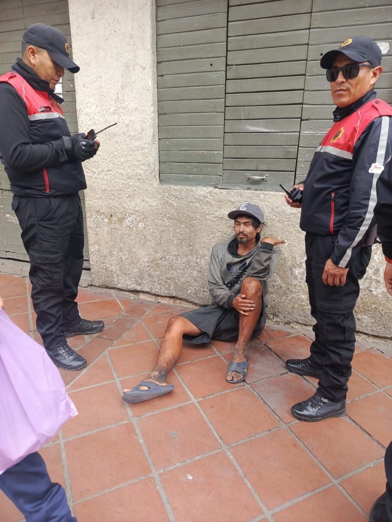 Detienen a hombre por dañar cajero automático en el Centro Histórico de Cuenca. Se trata de un ciudadano en situación de indigencia.