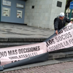 Un grupo de ex socios de la Cooperativa CREA afectados por su liquidación, realizaron tres plantones en Quito para exigir la devolución de sus dineros tras la liquidación de la Cooperativa CREA. /Cortesía