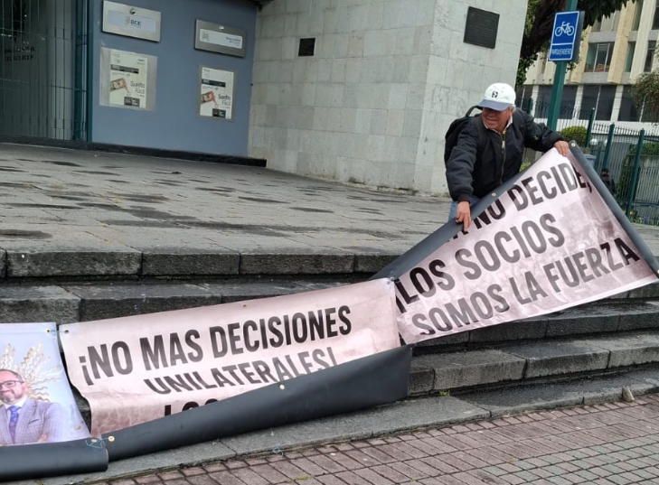 Un grupo de ex socios de la Cooperativa CREA afectados por su liquidación, realizaron tres plantones en Quito para exigir la devolución de sus dineros tras la liquidación de la Cooperativa CREA. /Cortesía
