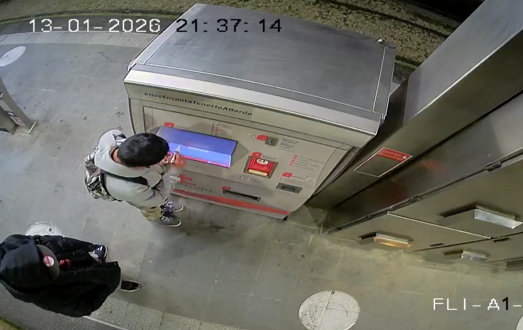 Captura del video en el que se observa como un ciudadano dibujo sobre la pantalla de una máquina expendedora de boletos y recargas del tranvía en Cuenca. /Captura de video