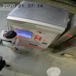 Captura del video en el que se observa como un ciudadano dibujo sobre la pantalla de una máquina expendedora de boletos y recargas del tranvía en Cuenca. /Captura de video