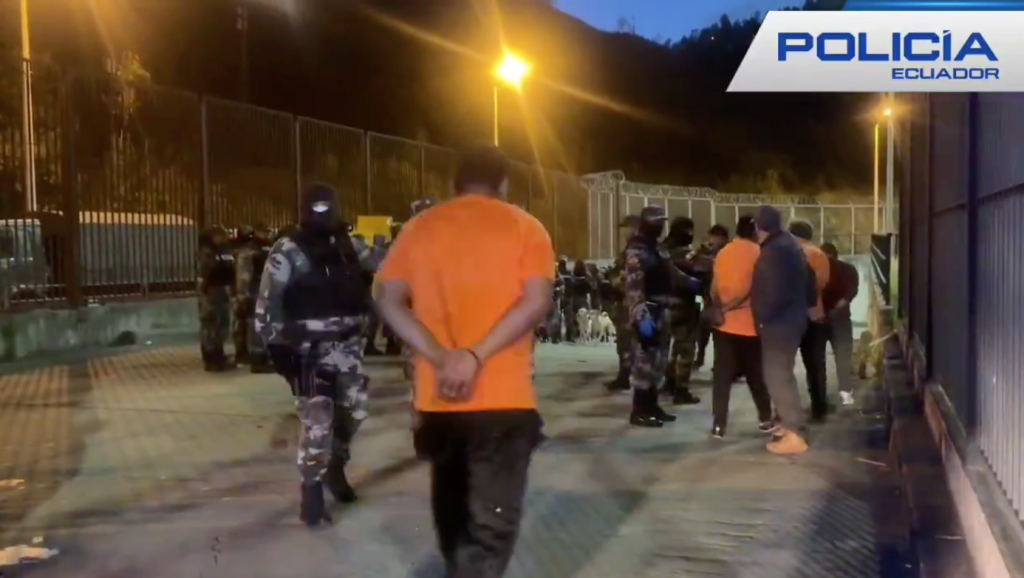 El traslado de los reclusos desde Cañar hasta el centro carcelario de Turi, en Cuenca. /Captura del video difundido por la Policía Nacional