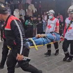 Tres ciudadanos resultaron heridos tras caer de un andamio mientras desmontaban estructura del árbol de Navidad en la plaza de San Francisco. /Fotos Cruz Roja