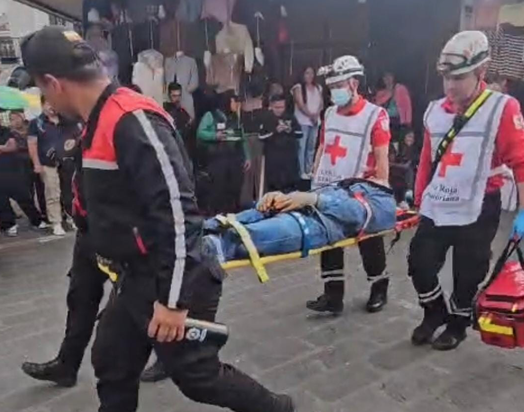 Tres ciudadanos resultaron heridos tras caer de un andamio mientras desmontaban estructura del árbol de Navidad en la plaza de San Francisco. /Fotos Cruz Roja