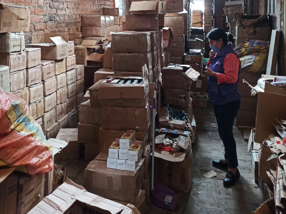 El personal técnico del Arcsa decomisó productos irregulares en Cuenca. /Cortesía