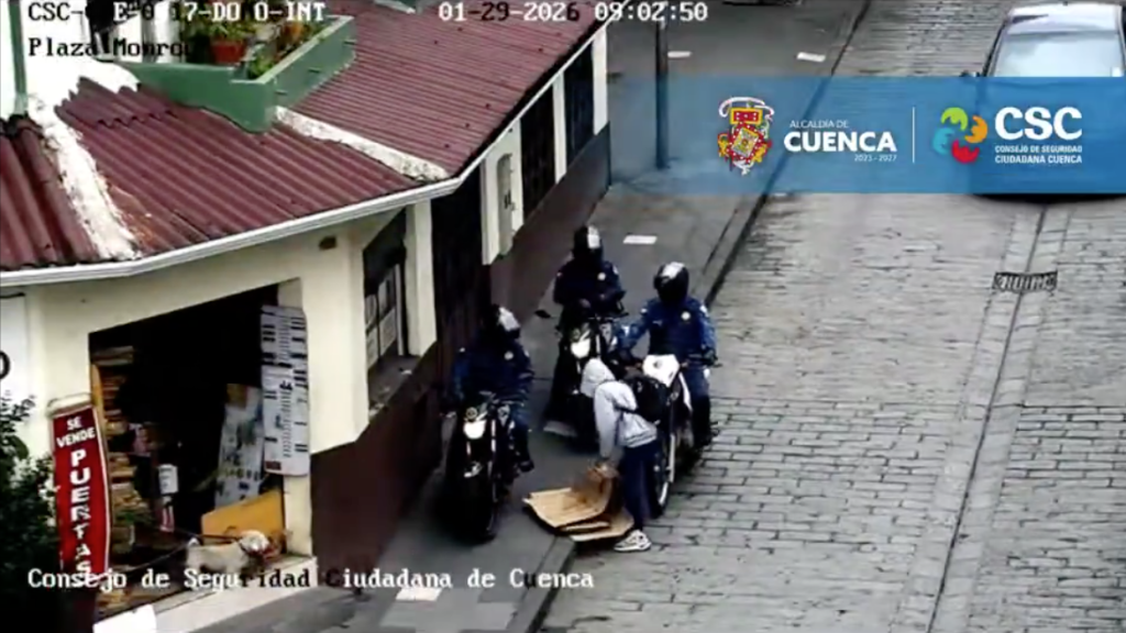 Captura del video en el que se observó a un ciudadano cometiendo actos obscenos en una plaza de Cuenca. /Captura de video
