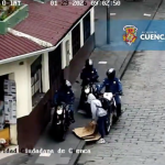 Captura del video en el que se observó a un ciudadano cometiendo actos obscenos en una plaza de Cuenca. /Captura de video