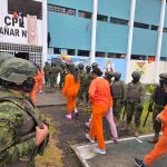 Militares hicieron una requisa en la cárcel de Azogues, que es solo de mujeres. Encontraron nueve celulares.