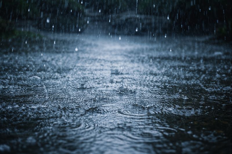 Los pronósticos apuntan a que volverá a llover en Ecuador en enero de 2026. Foto: IA