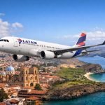 LATAM Ecuador será la encargada de operar la ruta Cuenca-Galápagos. Foto creada con IA