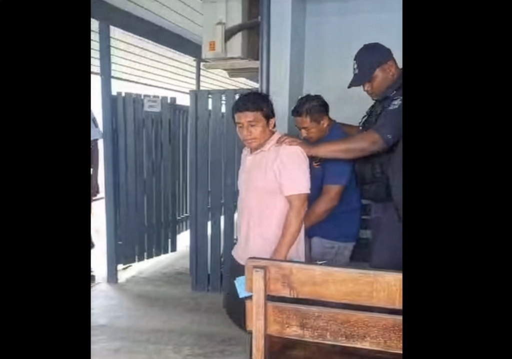 Cuatro pescadores ecuatorianos detenidos en Fiyi, cerca de Nueva Zelanda. Junto a estos dos recibieron prisión preventiva.