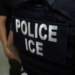 Agentes migratorios trataron de ingresar al consulado de Ecuador para detener a un inmigrante ecuatoriano. Foto: AFP