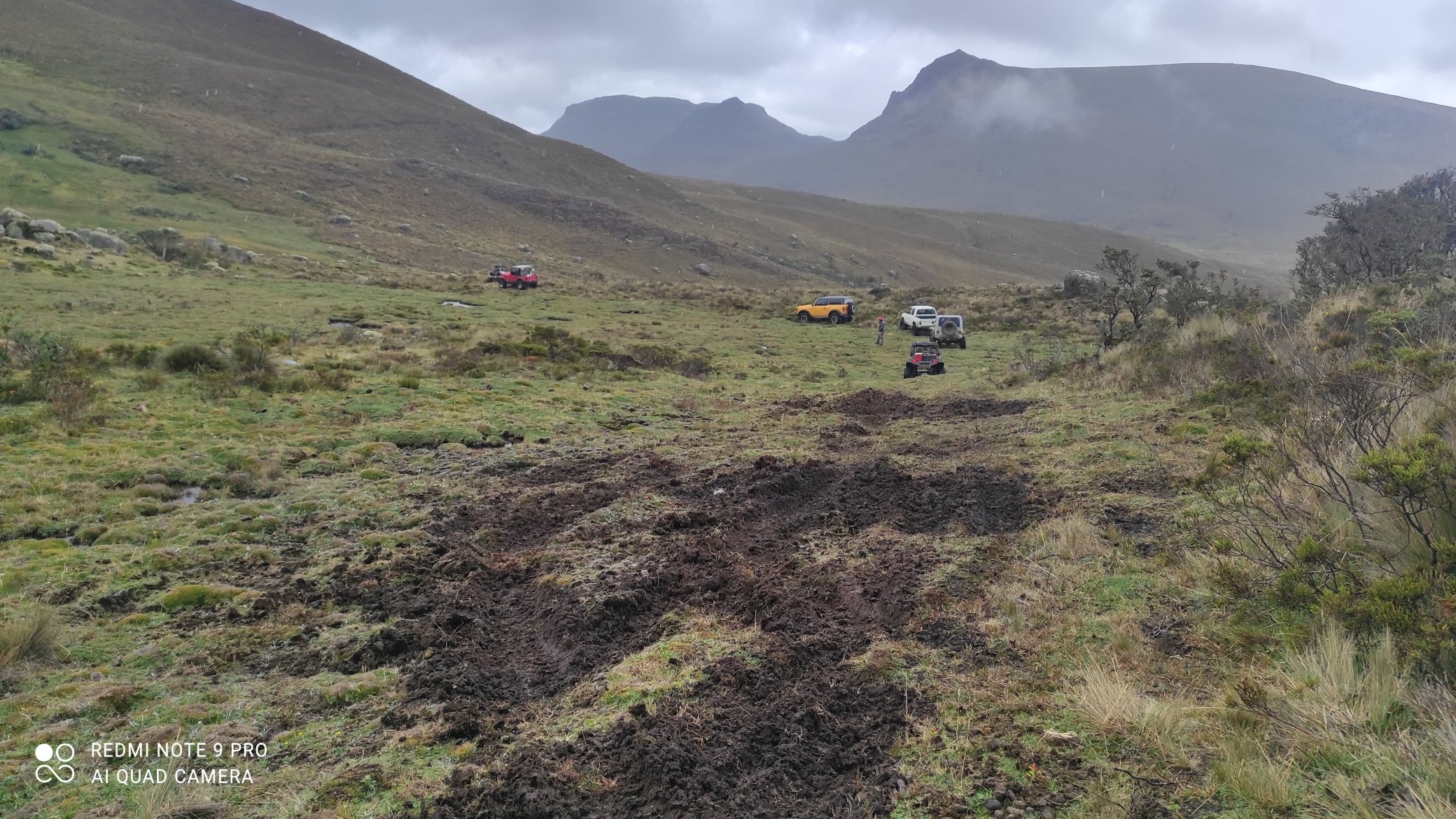 ETAPA EP desalojó vehículos 4x4 que ingresaron ilegalmente al Parque Nacional Cajas (PNC), en Cuenca.
