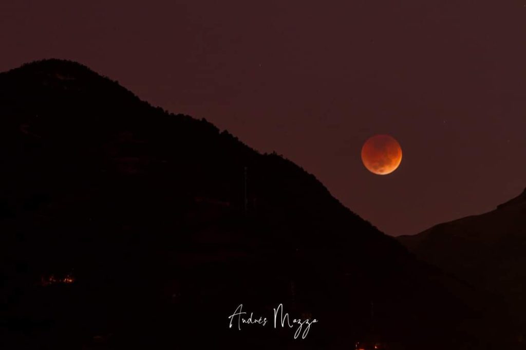 Un eclipse lunar visto desde la avenida Ordóñez Lasso, el 8 de noviembre de 2022. Foto: El Mercurio/Andrés Mazza