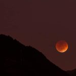 Un eclipse lunar visto desde la avenida Ordóñez Lasso, el 8 de noviembre de 2022. Foto: El Mercurio/Andrés Mazza