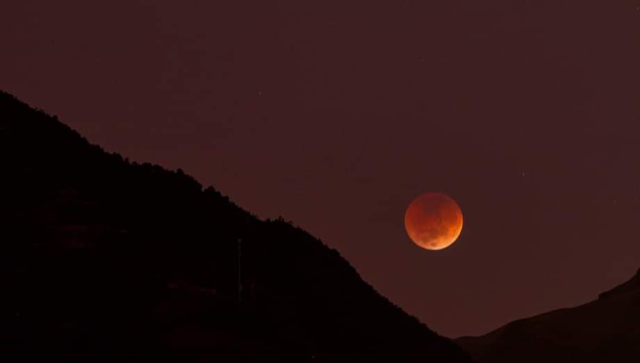 Un eclipse lunar visto desde la avenida Ordóñez Lasso, el 8 de noviembre de 2022. Foto: El Mercurio/Andrés Mazza
