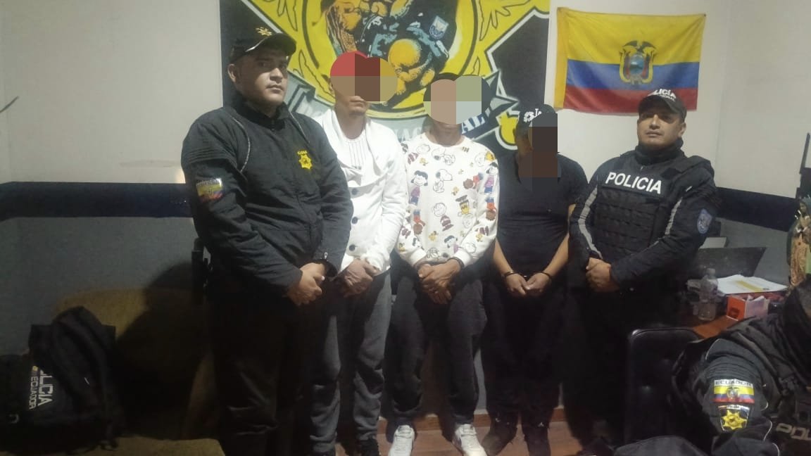 Tres personas fueron detenidas, informó Xavier Bermúdez, gobernador del Azuay.