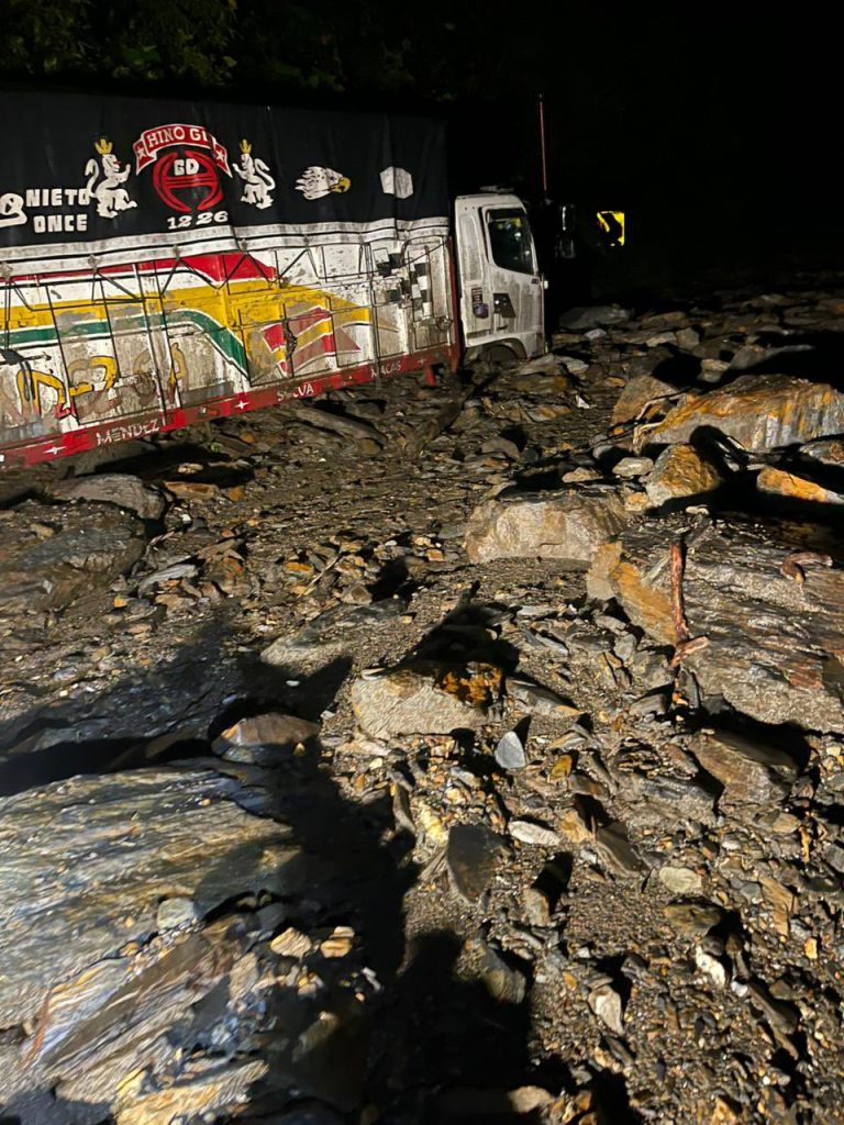 Los vehículos se quedaron atrapados en la carretera Gualaceo-Plan de Milagro-Limón. Foto: ECU911