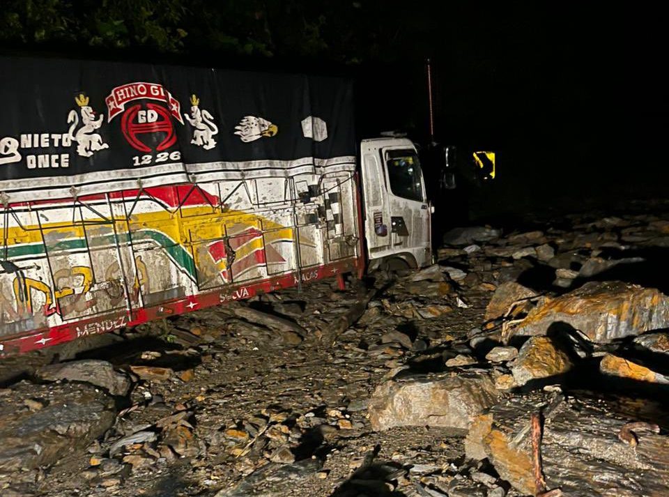 Los vehículos se quedaron atrapados en la carretera Gualaceo-Plan de Milagro-Limón. Foto: ECU911