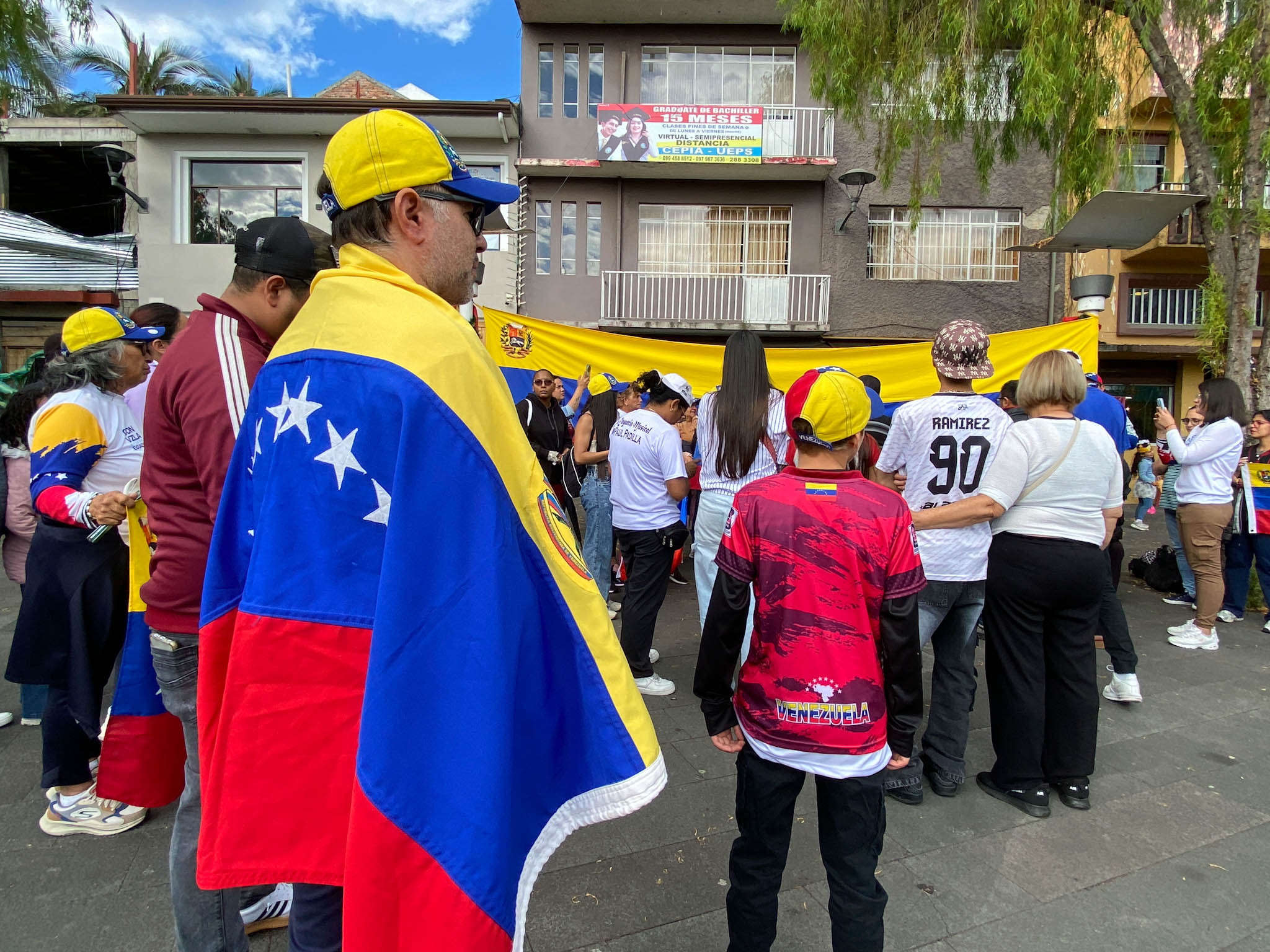 Docenas de venezolanos celebraron en Cuenca la detención de Nicolás Maduro. Foto: Xavier Caivinagua para El Mercurio