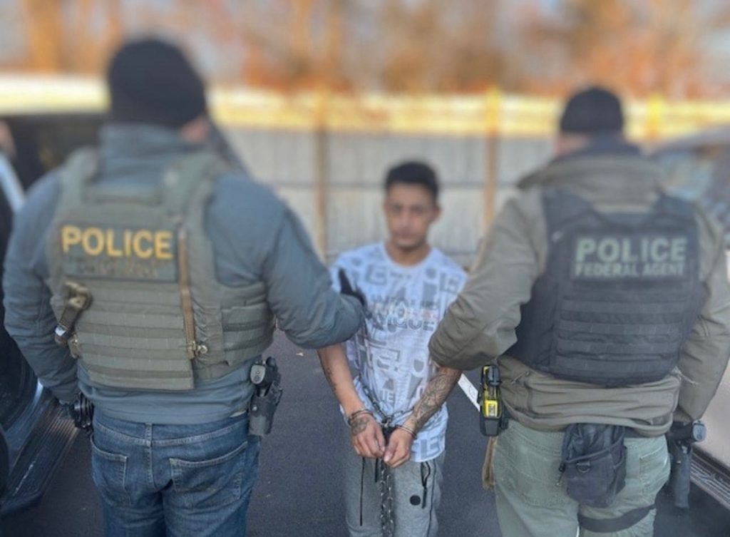 ICE detiene a migrante ecuatoriano con antecedentes penales en Massachusett, en Estados Unidos. Será deportado.