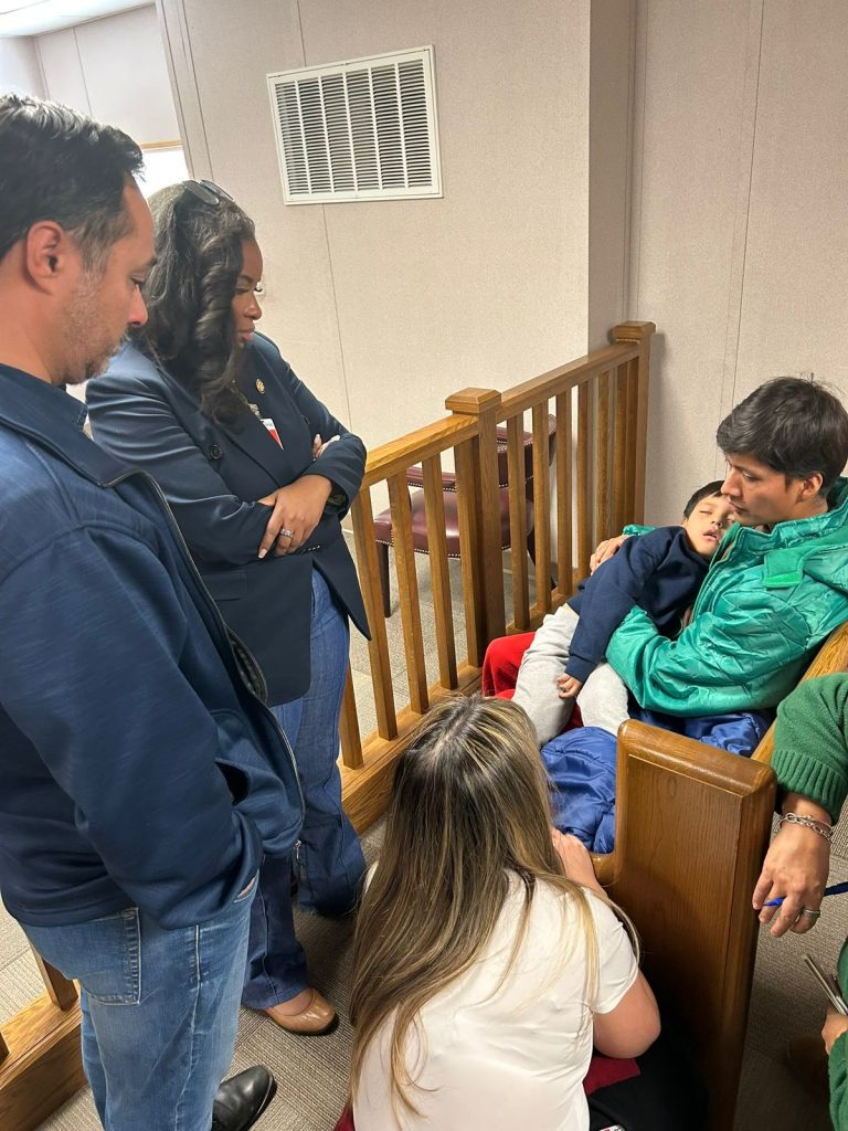 En este contexto, el congresista demócrata Joaquín Castro visitó este miércoles 28 de enero a Liam C., niño ecuatoriano de cinco años, y a su padre, quienes permanecen en el centro de detención de Dilley.