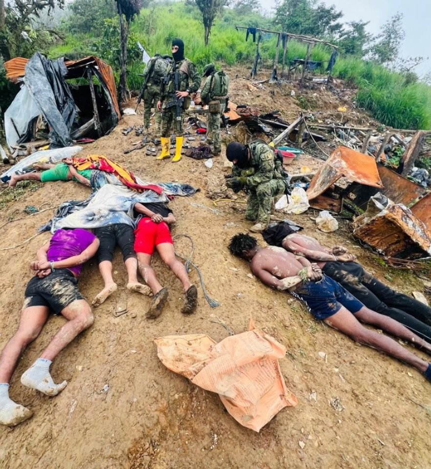 Militares incautaron armamento de guerra y detuvieron a sospechosos de minería ilegal en Pucará, en Azuay.