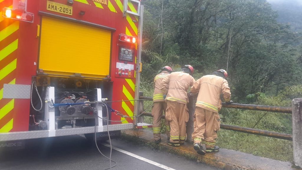 Dos cuerpos maniatados y baleados hallados debajo de un puente en la vía Cuenca - Molleturo - El Empalme. La Policía Nacional investiga.